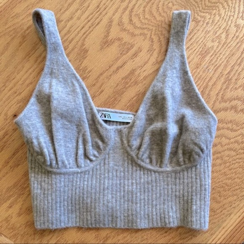 Zara Cropped Wool Blend Sweater Cami
Crop top v- notched neckline